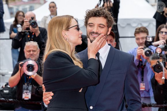 Virginie Efira et son compagnon Niels Schneider - Montée des marches du film " L'inconnue" lors du 79ème Festival International du Film de Cannes, le 18 mai 2026. © Jacovides-Moreau / Bestimage