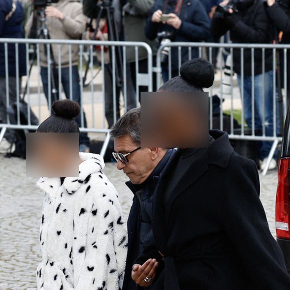 Le monde du spectacle est en deuil après le départ d'Isabelle Mergault. 

Iris et Maya, les filles de la défunte - Obsèques d’Isabelle Mergault à la Coupole du Père-Lachaise à Paris. © Cyril Moreau - Dominique Jacovides / Bestimage