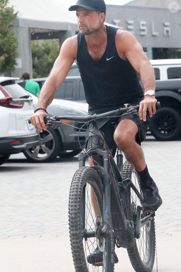 Exclusif - David Charvet fait du vélo dans les rues de Malibu le 29 aout 2022.
Backgrid USA / Bestimage