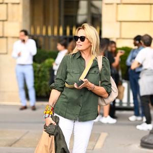 Exclusif - Estelle Lefébure à la sortie de l'hôtel Crillon à Paris, lors de la fashion week. Le 28 septembre 2023 T.Da Silva - Pierre Perusseau / Bestimage