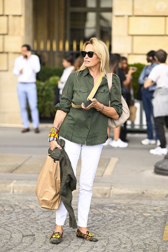 Exclusif - Estelle Lefébure à la sortie de l'hôtel Crillon à Paris, lors de la fashion week. Le 28 septembre 2023 T.Da Silva - Pierre Perusseau / Bestimage