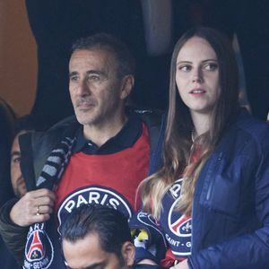 Élie Semoun et sa compagne Aude Fraineau - Célébrités dans les tribunes de la demi-finale retour de Ligue des champions entre le PSG face au Borussia Dortmund (0-1) au Parc des Princes à Paris le 7 mai 2024. © Cyril Moreau/Bestimage