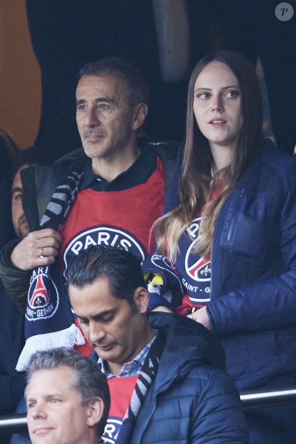 Élie Semoun et sa compagne Aude Fraineau - Célébrités dans les tribunes de la demi-finale retour de Ligue des champions entre le PSG face au Borussia Dortmund (0-1) au Parc des Princes à Paris le 7 mai 2024. © Cyril Moreau/Bestimage