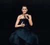 Céline Dion a été submergée par l’émotion lors de son neuvième concert à Paris.

Celine Dion, tenue et bijoux Boucheron, lors de son premier concert à la Plénitude Arena à Paris La Défense