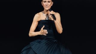 Céline Dion perd ses moyens en pleine chanson lors de son 9ème concert à Paris : “Je vous attendais depuis 6 ans”