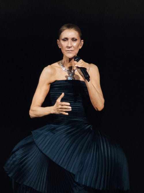 Céline Dion perd ses moyens en pleine chanson lors de son 9ème concert à Paris : “Je vous attendais depuis 6 ans”