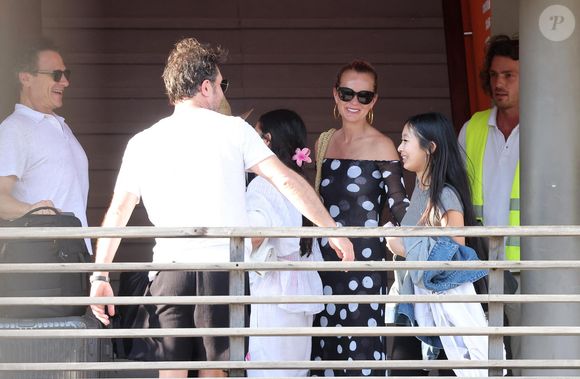 Exclusif - Laeticia Hallyday accompagnée de son compagnon Frédéric Suant et de sa fille Joy sont aller acceuillir Jade à l'aéroport de Saint-Barthélemy-Rémy-de-Haenen où tout le monde se retrouve pour le 50ème anniversaire de Laeticia, à Saint-Jean, Saint-Barthélémy, Antilles françaises, France, le 15 mars 2025. DOMINIQUE JACOVIDES / BESTIMAGE