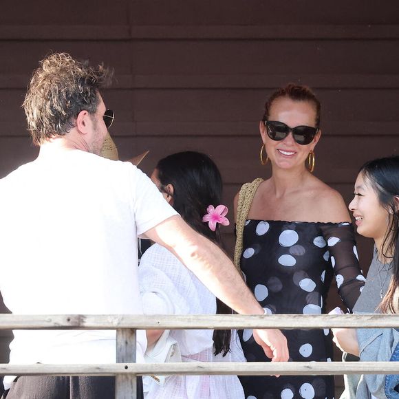 Exclusif - Laeticia Hallyday accompagnée de son compagnon Frédéric Suant et de sa fille Joy sont aller acceuillir Jade à l'aéroport de Saint-Barthélemy-Rémy-de-Haenen où tout le monde se retrouve pour le 50ème anniversaire de Laeticia, à Saint-Jean, Saint-Barthélémy, Antilles françaises, France, le 15 mars 2025. DOMINIQUE JACOVIDES / BESTIMAGE