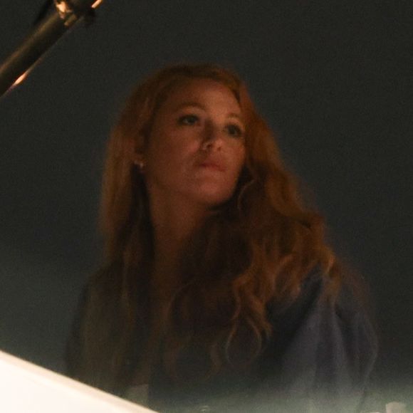 Los Angeles, CA - EXCLUSIF - Blake Lively et Justin Baldoni ont été aperçus en train de tourner une scène sur un toit où on les voit discuter pendant que Baldoni fume. La production a été interrompue en juin dernier en raison de la grève des scénaristes, mais le tournage a repris début 2024. (Backgrid USA / Bestimage).