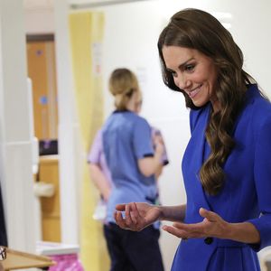 La princesse de Galles (Catherine Kate Middleton, princesse de Galles) visite le Christie NHS Foundation Trust, pour mettre en évidence le pouvoir de guérison des soins holistiques, parallèlement aux soins cliniques, pour les personnes vivant avec et au-delà du cancer, à Manchester, au Royaume-Uni, le 4 juin 2026.

© Andy Stenning/WPA-Pool/ Julien Burton / Bestimage