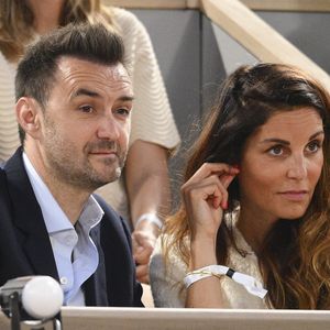 Cyril Lignac et Déborah - Les célébrités dans les tribunes lors des Internationaux de France de Tennis de Roland Garros. © JB Autissier / Panoramic / Bestimage