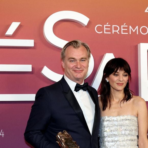 Selon lui, le choix final de conserver cette prise à l'écran relève entièrement de la responsabilité du réalisateur, Christopher Nolan, et non de son ex-compagne.

Marion Cotillard, Christopher Nolan - Photocall des lauréats lors de la 49ème édition de la cérémonie des César à l’Olympia à Paris, le 23 février 2024.

© Dominique Jacovides / Olivier Borde / Bestimage