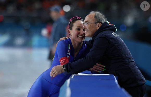 Francesca Lollobrigida (G) de l'Italie célèbre après la finale du 3000m féminin de patinage de vitesse aux Jeux Olympiques d'hiver de Milan-Cortina 2026 à Milan, Italie, le 7 fév. 2026. Photo by Xinhua/ABACAPRESS.COM/Li Jing)