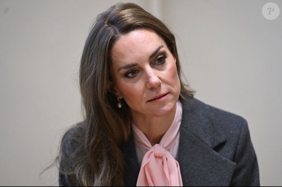 Le prince William, prince de Galles, et Catherine (Kate) Middleton, princesse de Galles, visitent l'école maternelle et primaire de Farnborough Road, pour montrer leur soutien continu à la communauté de Southport après l'attaque de juillet 2024, au cours de laquelle trois filles, Alice da Silva Aguiar, Bebe King et Elsie Dot Stancombe, ont été tragiquement tuées lors d'un cours de danse à Southport, Merseyside, Royaume-Uni, le 23 septembre 2025.  © Julien Burton / Bestimage