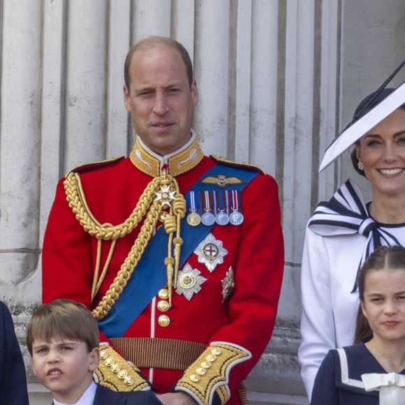 Le prince William, prince de Galles, Catherine (Kate) Middleton, princesse de Galles, le prince George de Galles, le prince Louis de Galles, et la princesse Charlotte de Galles - Les membres de la famille royale britannique au balcon du Palais de Buckingham lors de la parade militaire "Trooping the Colour" à Londres, Royaume Uni, le 15 juin 2024. © Ian Vogler/MirrorPix/Bestimage
