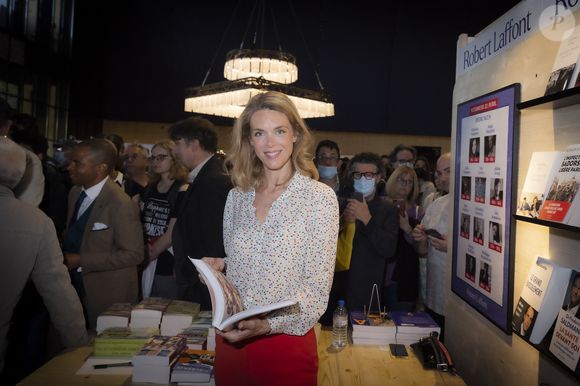 Julie Andrieu au Festival du Livre de Paris au Grand Palais éphémère à Paris, France, le 22 avril 2022. © Jack Tribeca/Bestimage