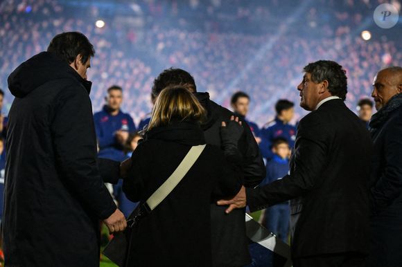Les équipes et les supporters rendent hommage à la mémoire de Medhi Narjissi avec ses parents avant le match de rugby des Six Nations entre la France et le Pays de Galles au Stade de France à Saint-Denis, au nord de Paris, le 31 janvier 2024. Photo by Firas Abdullah/ABACAPRESS.COM