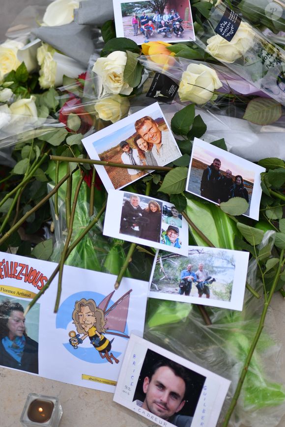 Les familles et les proches des victimes de l'accident d'hélicoptère, survenu lors du tournage en Argentine du jeu d'aventure "Dropped", se sont réunis pour rendre hommage aux disparus et réclamer justice sur l'Esplanade du Trocadéro à Paris, France, le 11 mars 2017. © Lionel Urman/Bestimage