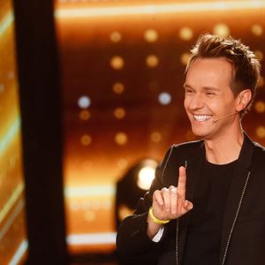 Saison pour laquelle il a eu l'occasion de se rendre dans la région de son coeur comme il l'avoue en interview.

Exclusif  - Cyril Féraud - Enregistrement de l'émission "100% logique" présentée par C. Feraud et qui sera diffusée le 5 avril 2024 au Studio du Lendit à Saint-Denis, France, le 20 décembre 2024. © Christophe Clovis / Bestimage