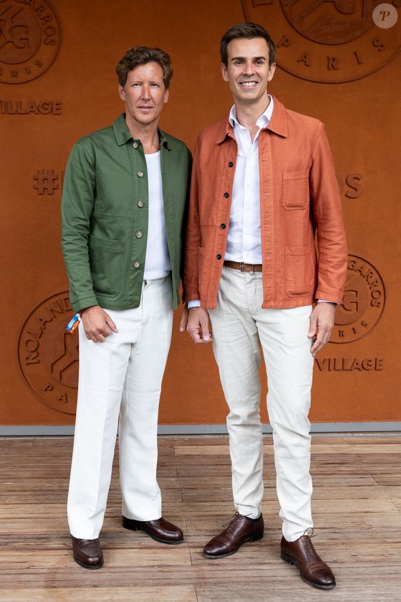D'autres célébrités comme Jean-Baptiste Marteau, Estelle Lefébure, Vitaa ou encore Yannick Alléno faisaient partie des invités du jour.

Bruno Loup et Jean-Baptiste Marteau au village lors des Internationaux de France de Tennis de Roland Garros 2026. Paris, le 2 juin 2026.
© Jacovides-Moreau / Bestimage