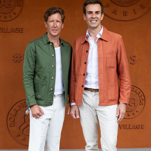 D'autres célébrités comme Jean-Baptiste Marteau, Estelle Lefébure, Vitaa ou encore Yannick Alléno faisaient partie des invités du jour.

Bruno Loup et Jean-Baptiste Marteau au village lors des Internationaux de France de Tennis de Roland Garros 2026. Paris, le 2 juin 2026.
© Jacovides-Moreau / Bestimage