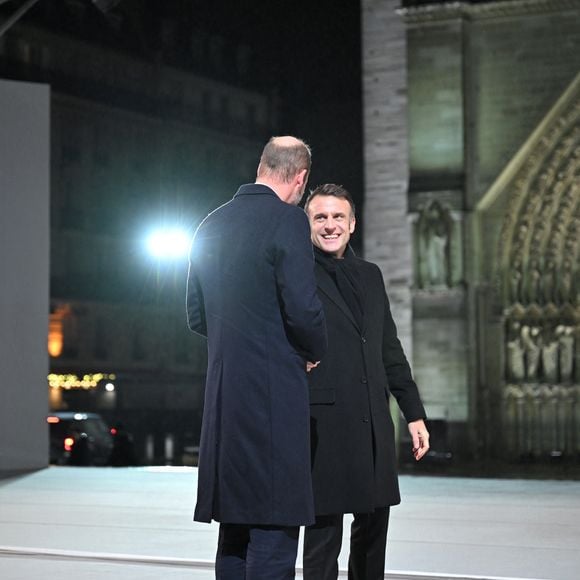 Le prince britannique William, prince de Galles, est accueilli par le président français Emmanuel Macron lors de la cérémonie d'accueil de la réouverture officielle de la cathédrale Notre-Dame de Paris, en France, le 7 décembre 2024, après plus de cinq ans de travaux de reconstruction suite à l'incendie d'avril 2019. Eliot Blondet/Pool/Bestimage