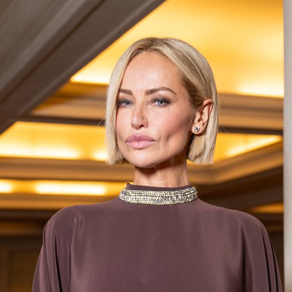 Adriana Karembeu a récemment surpris ses fans en apparaissant avec des cheveux longs, quelques semaines seulement après avoir opté pour une coupe au carré très court. 

Adriana Karembeu au défilé Stéphane Rolland Collection Haute Couture Automne/Hiver  lors de la Fashion Week de Paris (PFW) au théâtre des Champs-Élysées, à Paris, France. © Pierre Perusseau/Bestimage