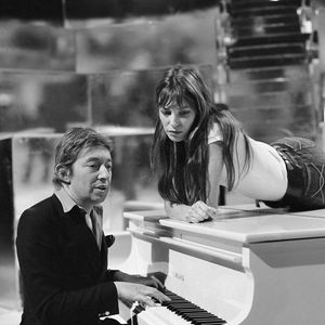 Serge Gainsbourg, Jane Birkin à la fin des années 1970 dans l'émission de divertissement "Liederzircus" de la ZDF / Couple marié, marié, personnes, piano à queue Yamaha. Photo par DPA/ABACAPRESS.COM