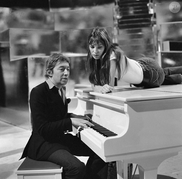 Serge Gainsbourg, Jane Birkin à la fin des années 1970 dans l'émission de divertissement "Liederzircus" de la ZDF / Couple marié, marié, personnes, piano à queue Yamaha. Photo par DPA/ABACAPRESS.COM