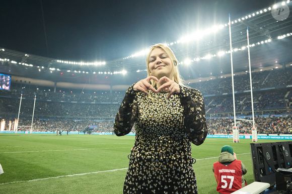 La chanteuse Louane (Louane Emera), représentante de la France au concours de l'Eurovision, interpréte pour la première fois son titre Maman, en hommage à sa mère décédée lorsqu'elle avait 17 ans, devant les 80 000 spectateurs, suspendue sur une plateforme, plusieurs mètres au-dessus de la pelouse et des musiciens, du Stade de France à la mi-temps du match du Tournoi des Six Nations opposant la France à l'Écosse, à Saint-Denis, Seine Saint-Denis, France, le 15 mars 2025. © Cyril Moreau/Bestimage