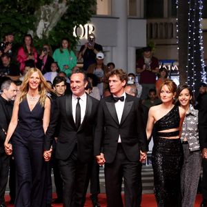 Sami Outalbali, Sofian Khammes, Sandrine Kiberlain, Jean Dujardin, Cédric Jimenez, Anaïs Demoustier, Lyna Khoudri, Stéphane Bak, Raphaël Quenard - Montée des marches du film "Novembre" lors du 75ème Festival International du Film de Cannes, le 22 mai 2022.
© Dominique Jacovides / Bestimage