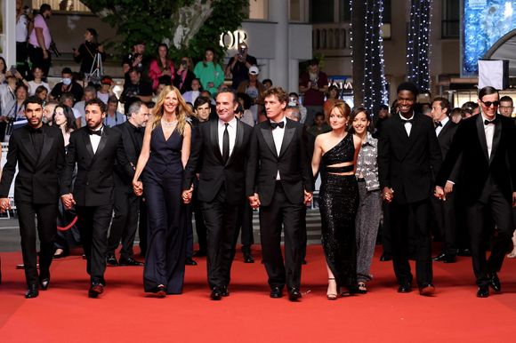 Sami Outalbali, Sofian Khammes, Sandrine Kiberlain, Jean Dujardin, Cédric Jimenez, Anaïs Demoustier, Lyna Khoudri, Stéphane Bak, Raphaël Quenard - Montée des marches du film "Novembre" lors du 75ème Festival International du Film de Cannes, le 22 mai 2022.
© Dominique Jacovides / Bestimage