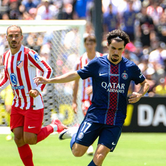 Sur Instagram, l’attaquant français a partagé une photo pleine de tendresse


Le 15 juin 2025, Sandy, Utah, USA : Coupe du monde des clubs '25 : Antoine Griezmann, VITINHA (17) du Paris Saint Germain dribble le ballon lors d'un match contre l'Atlético de Madrid. © Zuma / PsnewZ / Bestimage