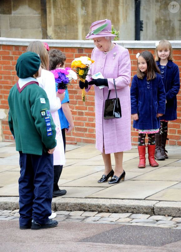 Comme après la plupart des services en la chapelle royale Saint-George de Windsor, la reine Elizabeth II était attendue par des enfants qui souhaitaient lui offrir des fleurs, lors du dimanche de Pâques, le 8 avril 2012
Abaca