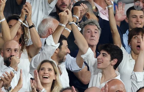 Patrick Bruel et son fils Léon, François Cluzet, et Sophie Marceau - Peoples dans les tribunes lord du match d'ouverture de la Coupe du Monde de Rugby France 2023 avant le match de la Poule A entre la France et la Nouvelle-Zélande au Stade de France à Saint-Denis le 8 septembre 2023.  © Dominique Jacovides/Bestimage