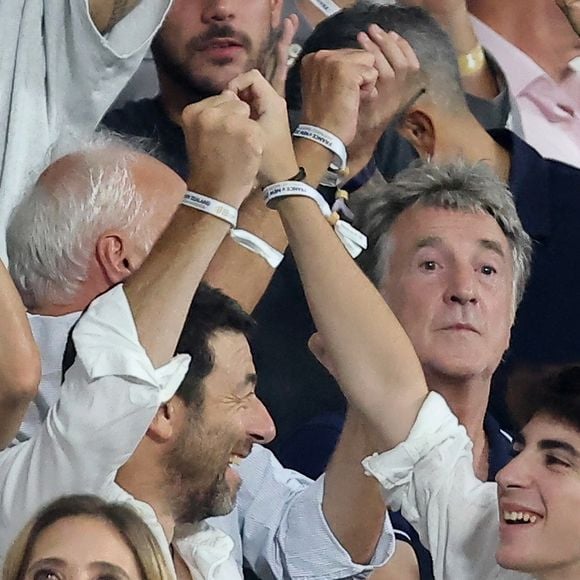 Patrick Bruel et son fils Léon, François Cluzet, et Sophie Marceau - Peoples dans les tribunes lord du match d'ouverture de la Coupe du Monde de Rugby France 2023 avant le match de la Poule A entre la France et la Nouvelle-Zélande au Stade de France à Saint-Denis le 8 septembre 2023.  © Dominique Jacovides/Bestimage