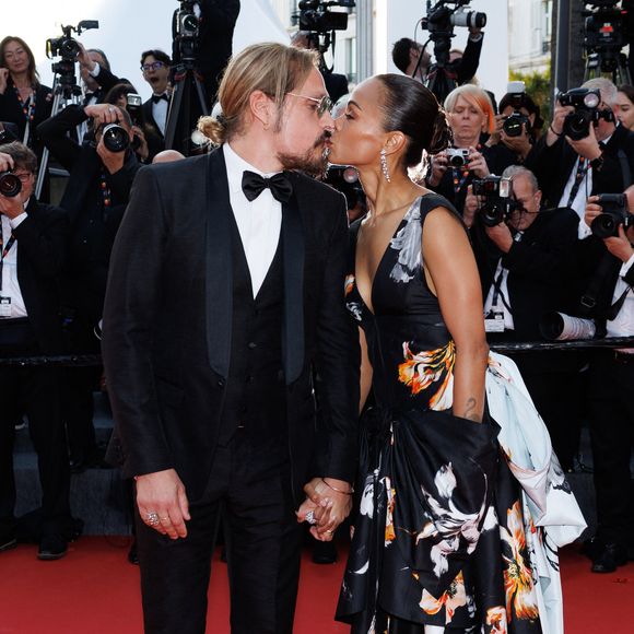 Zoe Saldana et son mari Marco Perego - Montée des marches pour la cérémonie de clôture du 79ème Festival International du Film de Cannes, le 23 mai 2026. © Jacovides-Moreau / Bestimage