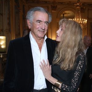Bernard-Henri Lévy et Arielle Dombasle - Arielle Dombasle est élevée au rang d’Officière de l’ordre des Arts et Lettres au Ministère de la Culture à Paris le 8 Décembre 2025. 

© Bertrand Rindoff / Bestimage