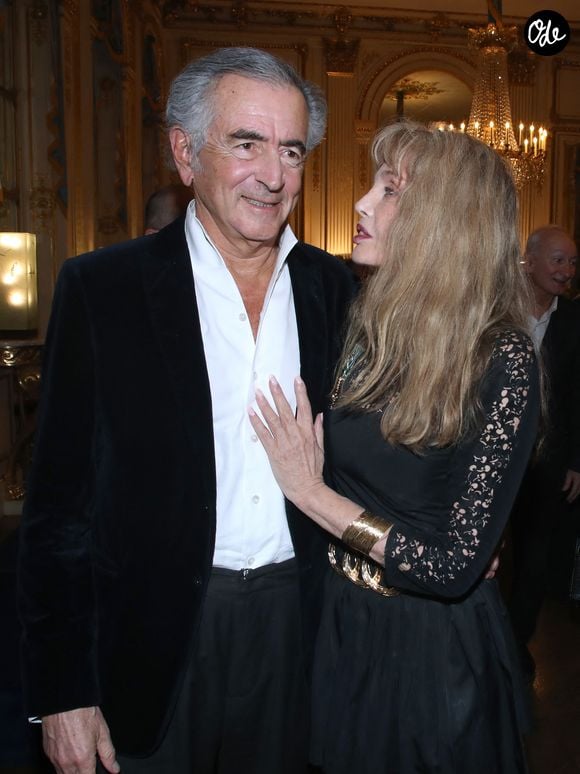 Bernard-Henri Lévy et Arielle Dombasle - Arielle Dombasle est élevée au rang d’Officière de l’ordre des Arts et Lettres au Ministère de la Culture à Paris le 8 Décembre 2025. 

© Bertrand Rindoff / Bestimage