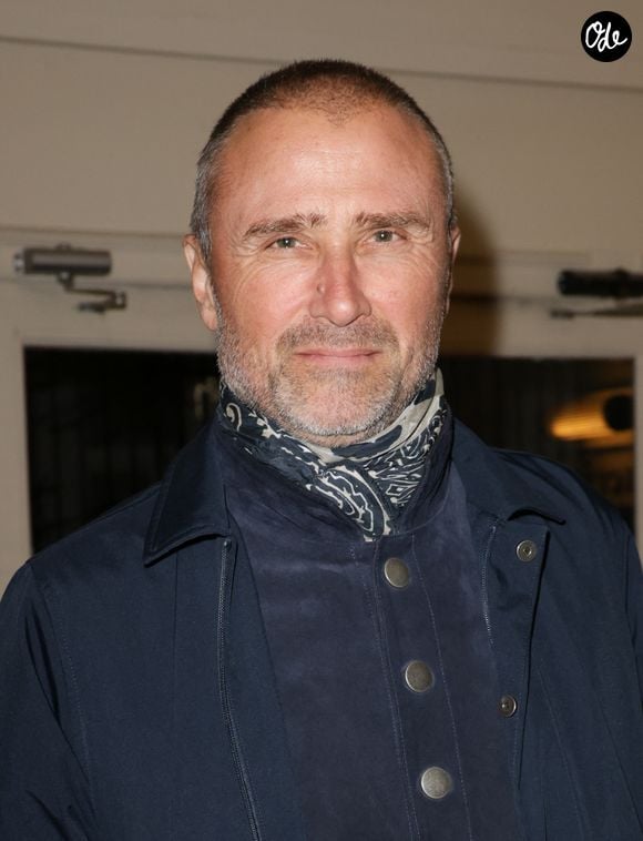 D'abord client d'hôtel, puis locataire, il est aujourd'hui l'heureux propriétaire d'une maison avec jardin où il coule des jours heureux avec sa nouvelle famille.

Exclusif - Alexandre Brasseur - Première de la pièce "Le dernier cèdre du Liban" au théâtre de l'oeuvre à Paris le 11 septembre 2025.  Coadic Guirec/Bestimage