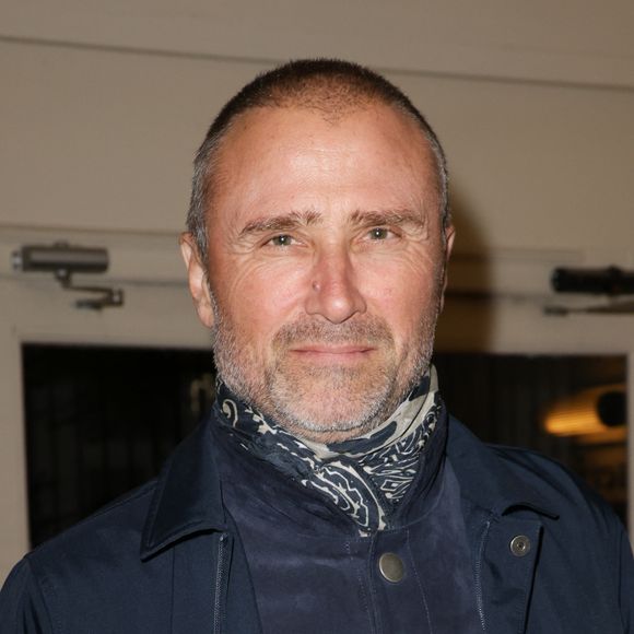 D'abord client d'hôtel, puis locataire, il est aujourd'hui l'heureux propriétaire d'une maison avec jardin où il coule des jours heureux avec sa nouvelle famille.

Exclusif - Alexandre Brasseur - Première de la pièce "Le dernier cèdre du Liban" au théâtre de l'oeuvre à Paris le 11 septembre 2025.  Coadic Guirec/Bestimage