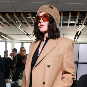 Des invités assistent au défilé Stella McCartney Womenswear Fall/Winter 2025-2026 dans le cadre de la semaine de la mode à Paris, en France.