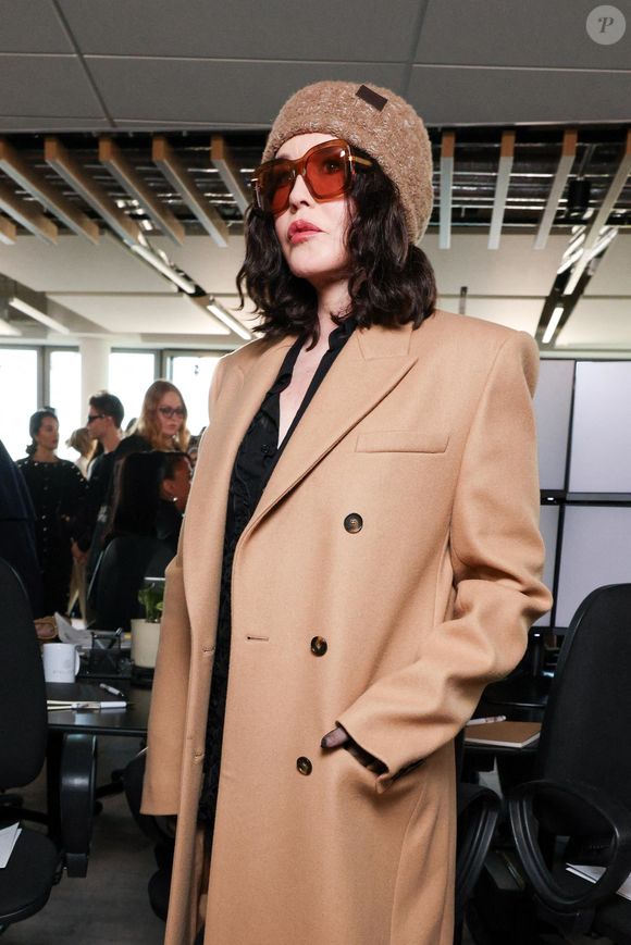 Des invités assistent au défilé Stella McCartney Womenswear Fall/Winter 2025-2026 dans le cadre de la semaine de la mode à Paris, en France.