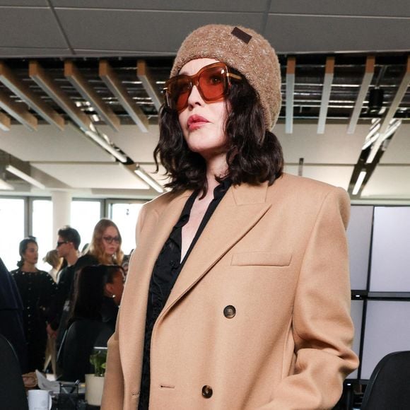 Des invités assistent au défilé Stella McCartney Womenswear Fall/Winter 2025-2026 dans le cadre de la semaine de la mode à Paris, en France.