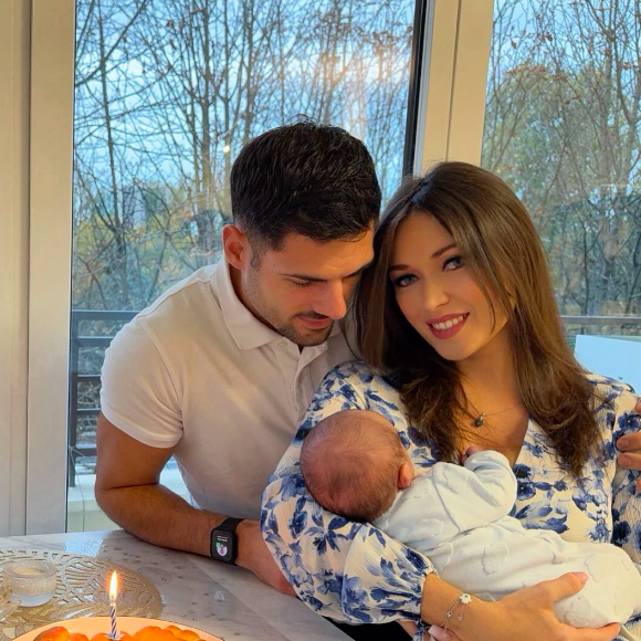 La star des Mystères de l'Amour n'a pas pris cette décision à la légère et en explique les tristes raisons sur Instagram

Elsa Esnoult, son compagnon Alexis et leur fils Eden, sur Instagram le 26 octobre 2025.