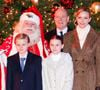 Le prince Albert II et son épouse, la princesse Charlène, étaient accompagnés de leurs enfants, la princesse Gabriella et le prince héréditaire Jacques, pour un moment suspendu...

Le prince Albert II de Monaco, la princesse Charlene et leurs enfants la princesse Gabriella et le prince héréditaire Jacques lancent les illuminations de Noël en Principauté, depuis la place du Casino à Monaco © Claudia Albuquerque/Bestimage