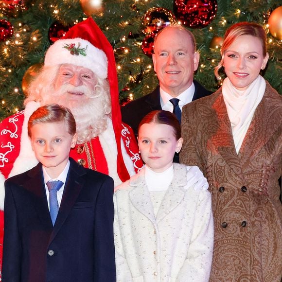 Le prince Albert II et son épouse, la princesse Charlène, étaient accompagnés de leurs enfants, la princesse Gabriella et le prince héréditaire Jacques, pour un moment suspendu...

Le prince Albert II de Monaco, la princesse Charlene et leurs enfants la princesse Gabriella et le prince héréditaire Jacques lancent les illuminations de Noël en Principauté, depuis la place du Casino à Monaco © Claudia Albuquerque/Bestimage