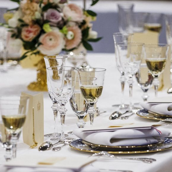 Sa forme olympique et sa silhouette, Brigitte Macron la doit à une consommation très importante de fruits et légumes. 



La table est mise pour le banquet d'État avec le roi Willem-Alexander, la reine Maxima et le président français Emmanuel Macron et son épouse Brigitte au Palais royal sur la place du Dam. Le couple présidentiel effectuera une visite d'État de deux jours aux Pays-Bas. Photo by Remko De Waal/Pool/ANP/ABACAPRESS.COM