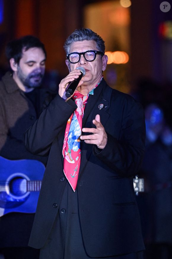 Marc Lavoine, chanteur français se produit lors de l'inauguration des vitrines de Noël et de l'illumination de la façade du BHV rue de Rivoli à Paris le 6 novembre 2024. Photo by Tomas Stevens/ABACAPRESS.COM
