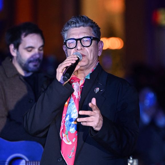 Marc Lavoine, chanteur français se produit lors de l'inauguration des vitrines de Noël et de l'illumination de la façade du BHV rue de Rivoli à Paris le 6 novembre 2024. Photo by Tomas Stevens/ABACAPRESS.COM